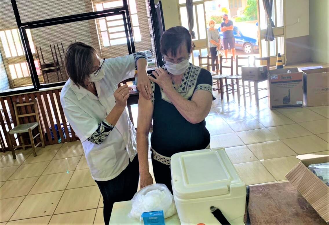 COMEÇOU VACINAÇÃO DE PESSOAS COM 60 ANOS